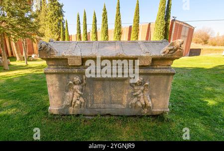 Antike römische und griechische Sarkophage, die bei den Ausgrabungen der antiken Stadt Aphrodisias in der Türkei entdeckt wurden. Die Stadt war dem Gott geweiht Stockfoto