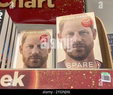 Windsor, Großbritannien. November 2024. Prinz Harrys Buch Spare, zum halben Preis in einem Buchladen in Windsor, Berkshire. Nach der Wahl von Donald Trump zum Präsidenten der USA berichtete die Zeitung Times, dass „Prinz Harry „sehr wahrscheinlich von Donald Trump zur Verantwortung gezogen werden wird“, wenn er in seinem Visumantrag über Drogenkonsum lügt, sagte eine Stiftung, die für die Freigabe seiner Einwanderungsunterlagen kämpft. Der Antrag des Herzogs, in den Vereinigten Staaten zu leben, wurde geprüft, nachdem er 2023 in seinen Memoiren Spare zugegeben hatte, Drogen zu nehmen – etwas, was er eigentlich zu diskreditieren hätte Stockfoto