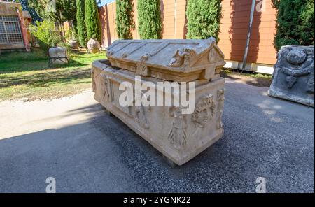 Antike römische und griechische Sarkophage, die bei den Ausgrabungen der antiken Stadt Aphrodisias in der Türkei entdeckt wurden. Die Stadt war dem Gott geweiht Stockfoto