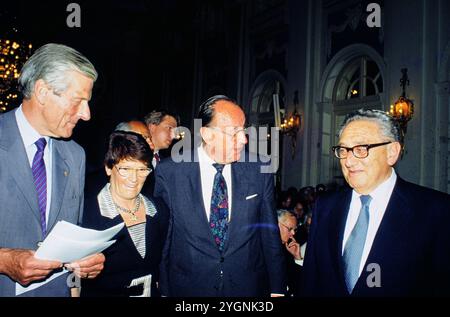 CDU Politiker Walther Leisler Kiep, CDU Politikerin Rita Süssmuth, FDP Politiker Hans-Dietrich Genscher und der ehemalige US-Aussenminister Henry Kissinger, beim Mitglieder-Treffen der Stiftung Atlantik-Brücke in Berlin, 1992. Stockfoto