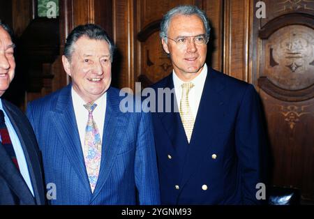 Zwei Fussball-Idole: Fritz Walter, Fussball-Weltmeister als Spieler 1954 und Franz Beckenbauer, alias der Kaiser, Fussball-Weltmeister als Spieler 1974 und als Team-Chef 1990, hier beide bei einer Veranstaltung, um 1994. Stockfoto