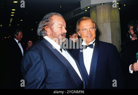 Das italienische Schauspieler-Duo Bud Spencer und Terence Hill, Action Helden zahlreicher Filme, wurden beim UFA Filmball 1993 in Berlin mit einem Preis ausgezeichnet. Stockfoto