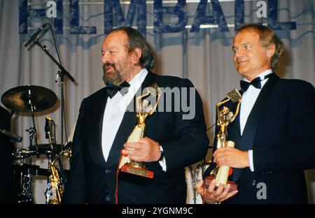 Das italienische Schauspieler-Duo Bud Spencer und Terence Hill, Action Helden zahlreicher Filme, wurden beim UFA Filmball 1993 in Berlin mit einem Preis ausgezeichnet. Stockfoto