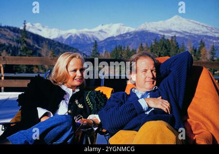 Fernsehmoderator Max Schautzer mit Ehefrau Gundel, privat in den Ferien, um 1988. Stockfoto