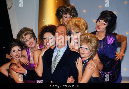 ARD Fernsehlotterie: Die Goldene Eins, alias die Goldene 1, Moderation: Max Schautzer, hier mit Künstlern vom Hamburger Independent Theatre, um 1995. Stockfoto