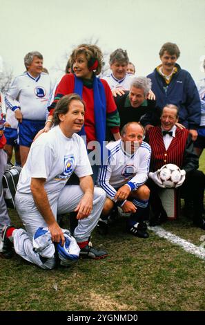 Moderator Max Schautzer mit Kollegin Dagmar Berghoff, HSV Fussballer Uwe Seeler, dahinter Schiedsrichter Walter Eschweiler und TV Butler Martin Jente, auf dem Spielfeld bei den Tele-Kickern, Fussball in der NDR-Elf, um 1988. Stockfoto