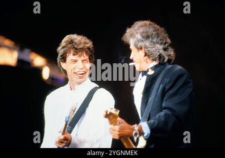 The Rolling Stones, Konzert der berühmten britischen Rockband in Deutschland, 1990, Bild: Frontmann Mick Jagger, Lead-Gitarrist Keith Richards, auf der Bühne Stockfoto