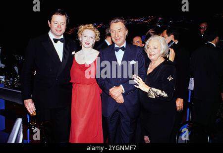 BAMBI Verleihung 1993 in München: Gäste: Schauspielerin Sunnyi Melles mit Ehemann Peter Prinz zu Sayn-Wittgenstein-Sayn, Entertainer Peter Alexander mit Ehefrau Hilde. Stockfoto