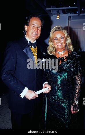 Fernsehmoderator Max Schautzer mit Ehefrau Gundel bei einer Veranstaltung, um 1994. Stockfoto