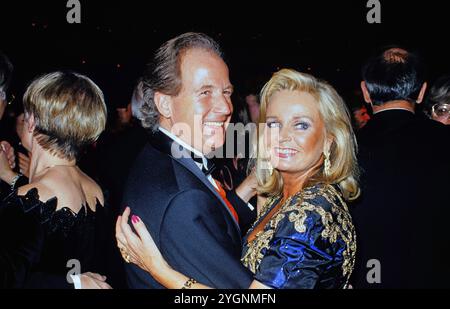Moderator Max Schautzer beim Tanz mit Ehefrau Gundel, um 1994. Stockfoto