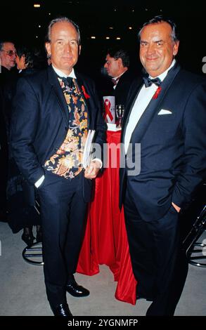 Moderator Max Schautzer mit Fernsehproduzent Wolfgang Penk, bei einem Charity Event, um 1994. Stockfoto