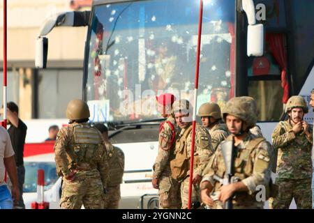 Sidon, Libanon. November 2024. Soldaten stehen nach einem israelischen Drohnenangriff am 7. November 2024 in Sidon, Libanon, Wache. Die Interimstruppe der Vereinten Nationen in Libanon (UNIFIL) gab am Donnerstag in einer Erklärung bekannt, dass fünf Friedenstruppen bei einem israelischen Drohnenangriff in der südlibanesischen Stadt Sidon verletzt wurden. Quelle: Ali Hashisho/Xinhua/Alamy Live News Stockfoto