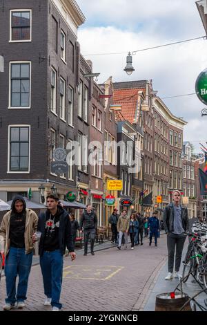 Amsterdam, NL, 10. OKT 2021: Typisch niederländische Gebäude und malerische Straßen von Amsterdam, der Hauptstadt der Niederlande. Stockfoto