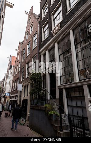 Amsterdam, NL, 10. OKT 2021: Typisch niederländische Gebäude und malerische Straßen von Amsterdam, der Hauptstadt der Niederlande. Stockfoto