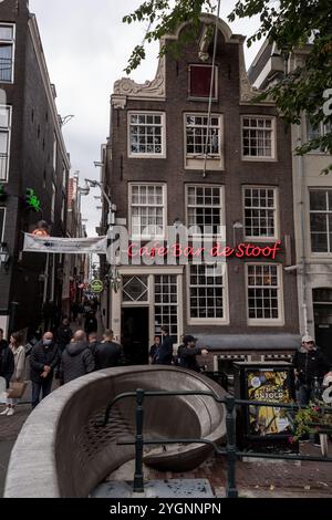 Amsterdam, NL, 10. OKT 2021: Typisch niederländische Gebäude und malerische Straßen von Amsterdam, der Hauptstadt der Niederlande. Stockfoto