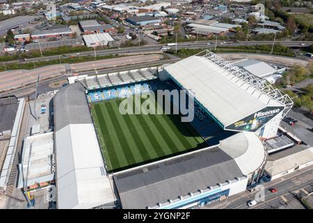 Leeds UK, 4. Mai 2022: Luftbild des berühmten Fußballstadions Elland Road in Leeds, West Yorkshire, England, in dem Leeds United Footb beheimatet ist Stockfoto