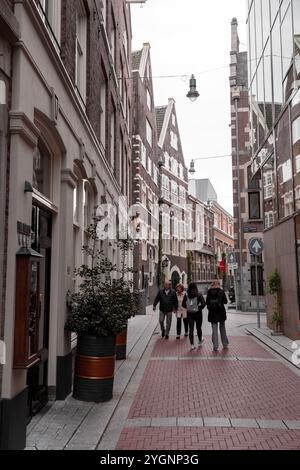 Amsterdam, NL, 10. OKT 2021: Typisch niederländische Gebäude und malerische Straßen von Amsterdam, der Hauptstadt der Niederlande. Stockfoto