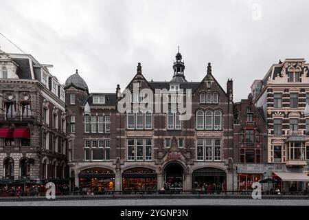 Amsterdam, NL, 10. OKT 2021: Das Amsterdam Dungeon befindet sich an der Damrak Avenue im Zentrum von Amsterdam, Niederlande. Stockfoto