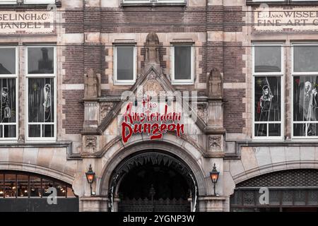 Amsterdam, NL, 10. OKT 2021: Das Amsterdam Dungeon befindet sich an der Damrak Avenue im Zentrum von Amsterdam, Niederlande. Stockfoto