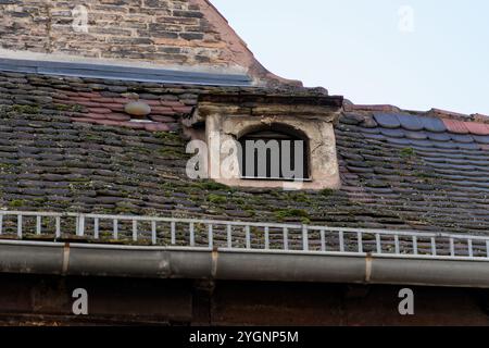 Diese alternative, detaillierte Ansicht von Straßburg im Elsass, Frankreich, zeigt die traditionellen Fachwerkhäuser der Stadt im Bezirk Petite France. Stockfoto