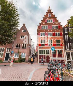 Amsterdam, NL, 10. OKT 2021: Typisch niederländische Gebäude und malerische Straßen von Amsterdam, der Hauptstadt der Niederlande. Stockfoto