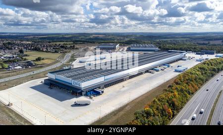 Barsley Sheffield, 28.. September 2022: Luftdrohnenaufnahme des neu errichteten Evri-Verteilzentrums in Sheffield, Großbritannien, mit der n Stockfoto