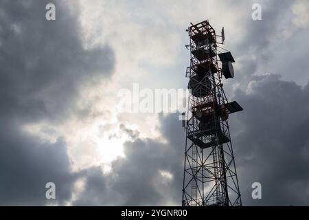 Konstruktion für Breitband-Mobilfunksender, Telekommunikationsturm, Konzept für drahtlose Kommunikation der neuen Generation, dramatisch bewölkter Himmel Stockfoto