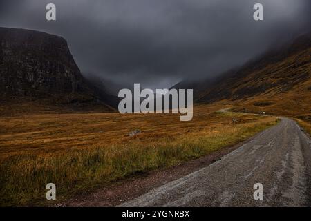 Sie führt die Bealach na Ba in den Highlands Schottlands Stockfoto