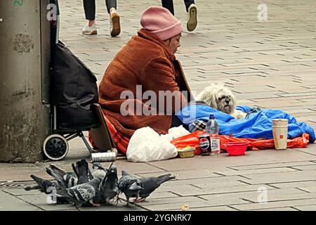 Glasgow, Schottland, Großbritannien. November 2024. Wetter in Großbritannien: Herbstwetter bewölktes Wetter, als die Einheimischen auf der Stilmeile mit weihnachten und den ersten Zeichen von weihnachten konfrontiert wurden, als das winterfest der Stadt mit dem weihnachtsmarkt auf dem St. enoch-Platz begann. Credit Gerard Ferry/Alamy Live News Stockfoto