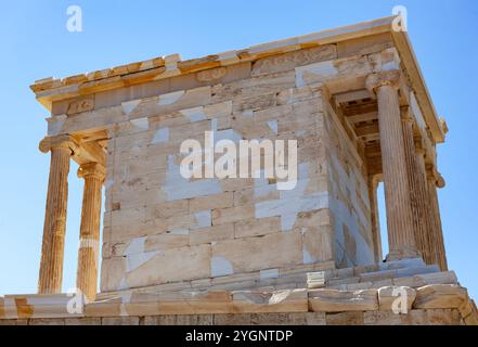 Aus nächster Nähe sehen Sie erechtheion, den antiken griechischen Tempel auf dem akropolis-Hügel, mit ikonischer Karyatiden-Veranda und detaillierten architektonischen Details Stockfoto