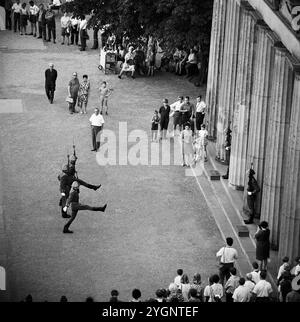 WV (Warschauer Vertrag) nationale Volksarmee beim Wachwechsel der Ehrenwache vor der Neuen Wache an der Prachtstraße unter den Linden in Ost-Berlin, DDR 1968. Stockfoto