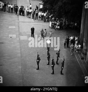 WV (Warschauer Vertrag) nationale Volksarmee beim Wachwechsel der Ehrenwache vor der Neuen Wache an der Prachtstraße unter den Linden in Ost-Berlin, DDR 1968. Stockfoto