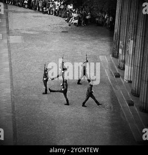 WV (Warschauer Vertrag) nationale Volksarmee beim Wachwechsel der Ehrenwache vor der Neuen Wache an der Prachtstraße unter den Linden in Ost-Berlin, DDR 1968. Stockfoto