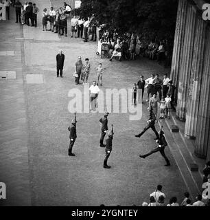 WV (Warschauer Vertrag) nationale Volksarmee beim Wachwechsel der Ehrenwache vor der Neuen Wache an der Prachtstraße unter den Linden in Ost-Berlin, DDR 1968. Stockfoto