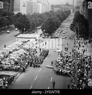 WV (Warschauer Vertrag) nationale Volksarmee mit Wachaufzug auf dem Weg zum Wachwechsel an der Neuen Wache unter den Linden in Ost Berlin, im Hintergrund das Brandenburger Tor, DDR 1968. Stockfoto