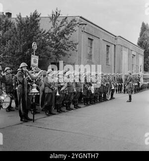 WV (Warschauer Vertrag) nationale Volksarmee mit Wachaufzug auf dem Weg zum Wachwechsel an der Neuen Wache unter den Linden in Ost-Berlin, DDR 1968. Stockfoto