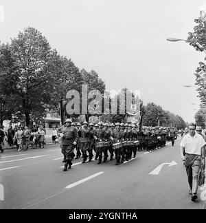 WV (Warschauer Vertrag) nationale Volksarmee mit Wachaufzug auf dem Weg zum Wachwechsel an der Neuen Wache unter den Linden in Ost-Berlin, DDR 1968. Stockfoto