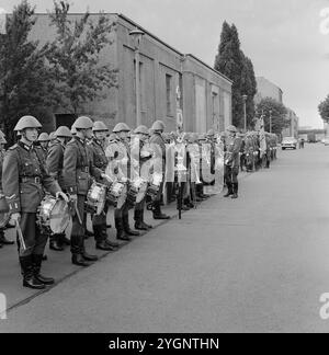 WV (Warschauer Vertrag) nationale Volksarmee mit Wachaufzug auf dem Weg zum Wachwechsel an der Neuen Wache unter den Linden in Ost-Berlin, DDR 1968. Stockfoto