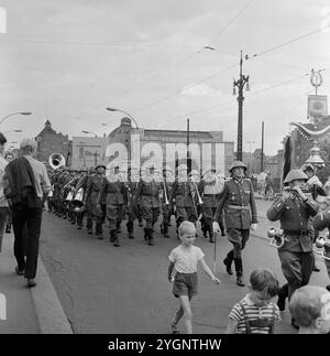 WV (Warschauer Vertrag) nationale Volksarmee mit Wachaufzug auf dem Weg zum Wachwechsel an der Neuen Wache unter den Linden in Ost Berlin, hier unterwegs auf der Weidendammer Brücke auf der Friedrichstraße in Richtung unter den Linden, DDR 1968. Stockfoto