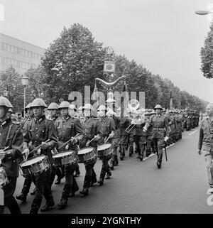 WV (Warschauer Vertrag) nationale Volksarmee mit Wachaufzug auf dem Weg zum Wachwechsel an der Neuen Wache unter den Linden in Ost-Berlin, DDR 1968. Stockfoto