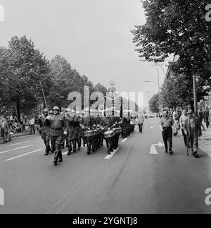 WV (Warschauer Vertrag) nationale Volksarmee mit Wachaufzug auf dem Weg zum Wachwechsel an der Neuen Wache unter den Linden in Ost Berlin, im Hintergrund das Brandenburger Tor, DDR 1968. Stockfoto