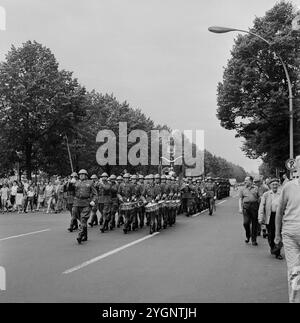 WV (Warschauer Vertrag) nationale Volksarmee mit Wachaufzug auf dem Weg zum Wachwechsel an der Neuen Wache unter den Linden in Ost Berlin, im Hintergrund das Brandenburger Tor, DDR 1968. Stockfoto