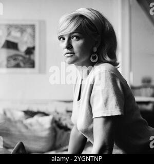 Eva Maria Hagen, deutsche Schauspielerin und Sängerin in einer Fotosession zuhause in Berlin, DDR 1967. Stockfoto