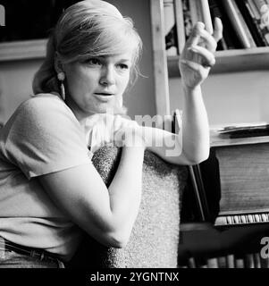 Eva Maria Hagen, deutsche Schauspielerin und Sängerin in einer Fotosession zuhause in Berlin, DDR 1967. Stockfoto