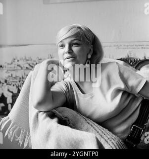 Eva Maria Hagen, deutsche Schauspielerin und Sängerin in einer Fotosession zuhause in Berlin, DDR 1967. Stockfoto