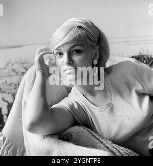 Eva Maria Hagen, deutsche Schauspielerin und Sängerin in einer Fotosession zuhause in Berlin, DDR 1967. Stockfoto