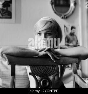 Eva Maria Hagen, deutsche Schauspielerin und Sängerin in einer Fotosession zuhause in Berlin, DDR 1967. Stockfoto