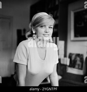 Eva Maria Hagen, deutsche Schauspielerin und Sängerin in einer Fotosession zuhause in Berlin, DDR 1967. Stockfoto