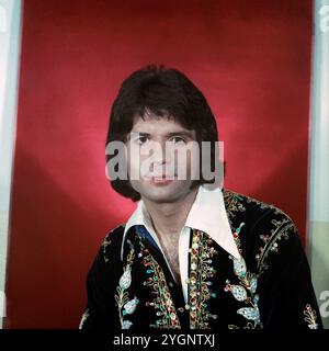 Der griechisch-deutsche Schlagersänger Costa Cordalis beim Fotoshooting, vermutlich am Rande seines Auftrittes bei der Show 'ein Kessel Buntes' im Ost-Berliner Friedrichstadt-Palast im März 1976. Stockfoto