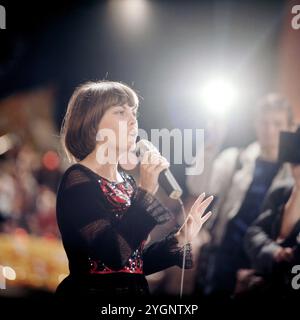 Die französische Sängerin Mireille Mathieu bei ihrem ersten Konzert im geteilten Deutschland (erst 1967 in der BRD) in der DDR im Friedrichstadtpalast, Ost-Berlin 1966. Stockfoto